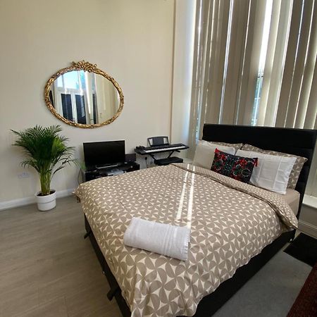 Spacious King Room With Private Entrance - Near Emirates And Camden And King'S Cross - 5 Min To Tube フィンチリー エクステリア 写真