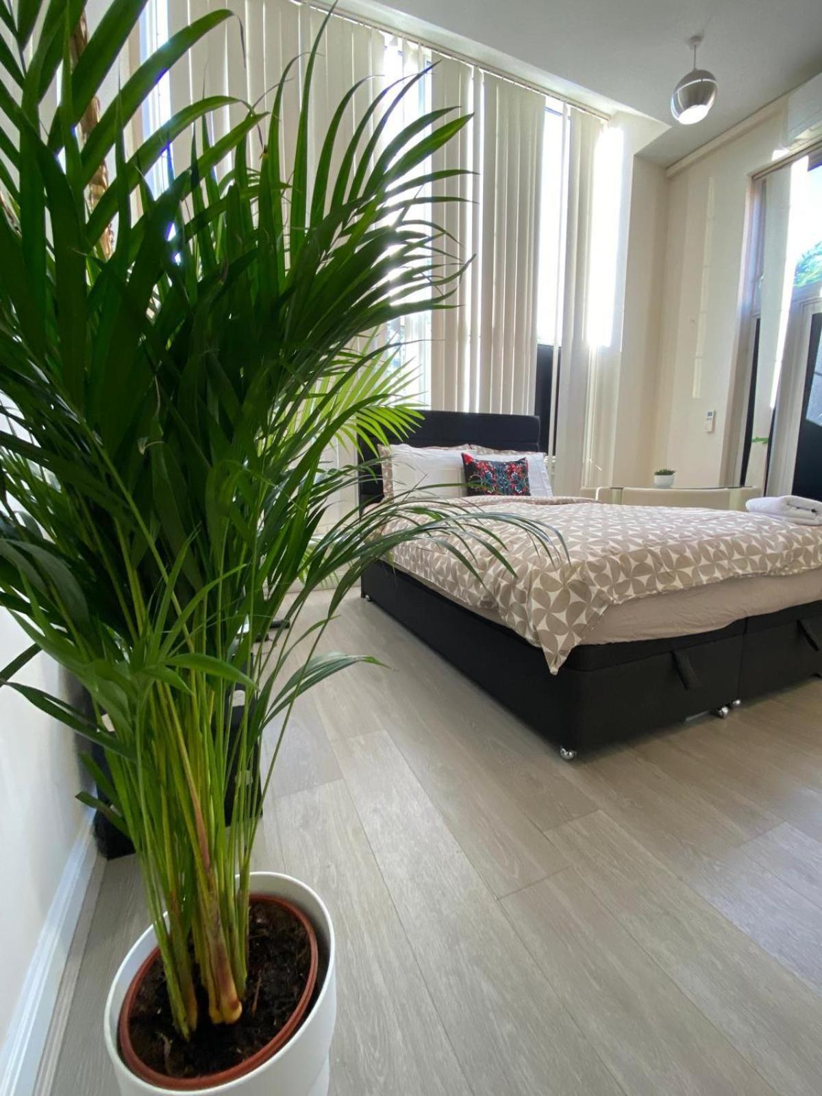 Spacious King Room With Private Entrance - Near Emirates And Camden And King'S Cross - 5 Min To Tube フィンチリー エクステリア 写真